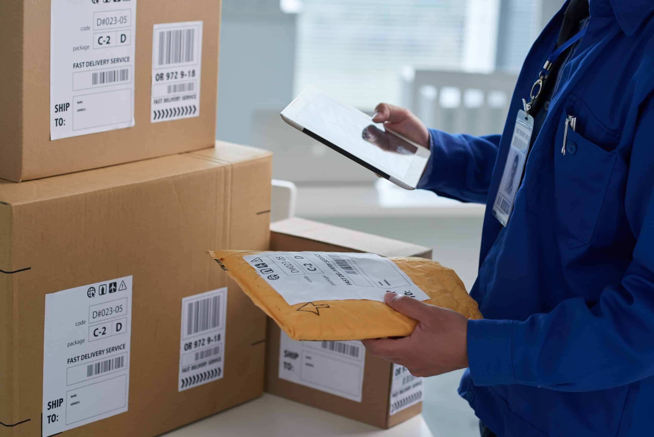 Des échantillons de produits peuvent être importés par des services de transporteurs, ou ils peuvent être envoyés dans un conteneur avec d'autres marchandises, après avoir correctement enregistré cette partie de la cargaison dans les documents de transport en les stipulant comme les échantillons pour la certification.